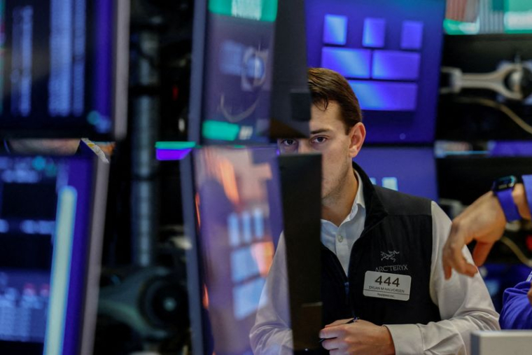 Un trader travaille à la Bourse de New York, à New York
