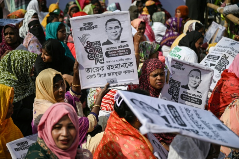 Des affiches de Tarique Rahman, président du BNP et candidat aux élections, lors d'un rassemblement à Dacca au dernier jour de la campagne électorale, le 9 février 2026 au Bangladesh ( AFP / Sajjad HUSSAIN )