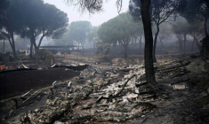 Des bateaux fondus sont visibles au barrage de San Juan après qu'un incendie de forêt a ravagé la région, à 65 kilomètres au sud-ouest de Madrid, le 28 juillet 2026 ( AFP / Miguel RIOPA )