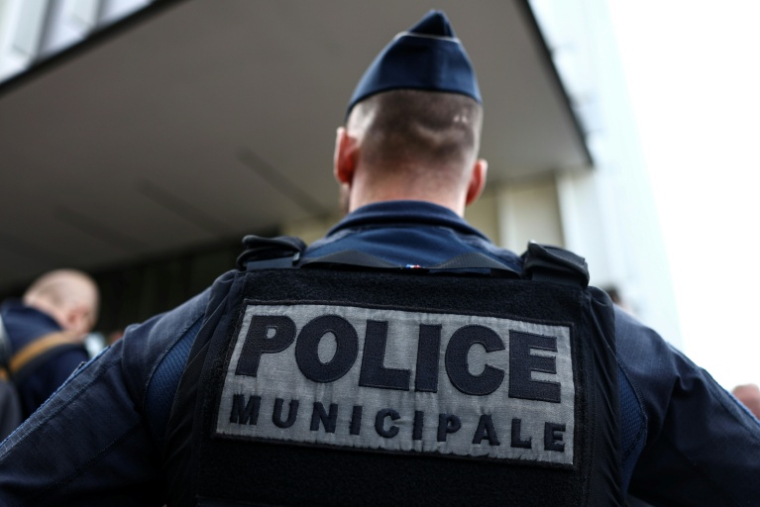 La dotation des policiers municipaux en armes à feu, une demande des agents eux-mêmes, fait de moins en moins débat ( AFP / Sameer AL-DOUMY )