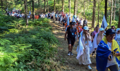 Les participants de la "marche pour la paix", qui commémore les 30 ans du massacre de Srebrenica, à proximité du village de Nezuk, dans l'est de la Bosnie, le 8 juillet 2025 ( AFP / ELVIS BARUKCIC )