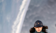Un mannequin présente une création Louis Vuitton lors du défilé de la collection Homme printemps-été 2027, dans le cadre de la Fashion Week de Paris, le 23 juin 2026 ( AFP / SIMON WOHLFAHRT )