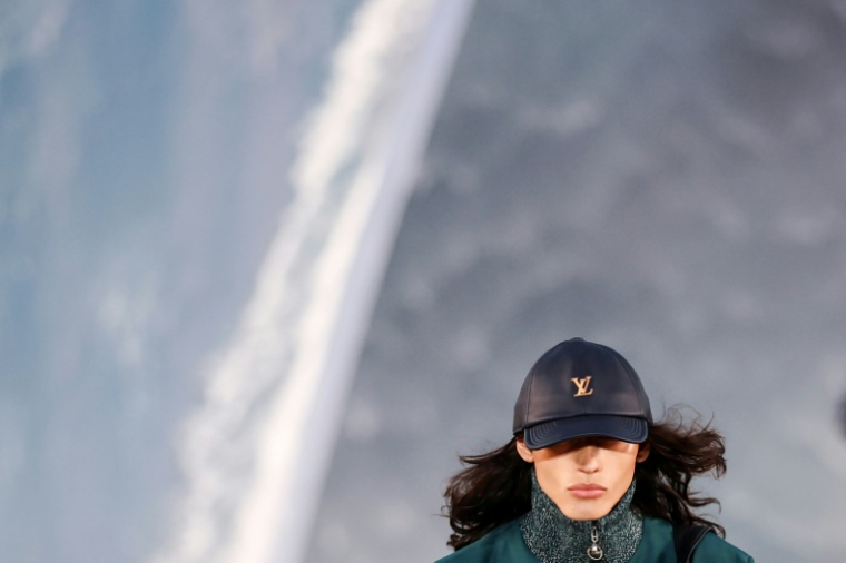 Un mannequin présente une création Louis Vuitton lors du défilé de la collection Homme printemps-été 2027, dans le cadre de la Fashion Week de Paris, le 23 juin 2026 ( AFP / SIMON WOHLFAHRT )
