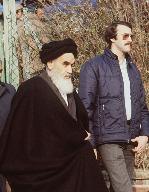 L'ayatollah Khomeini, en exil, sort de sa villa pour se rendre à la prière du vendredi en janvier 1979 à Neauphle-le-Château, dans les YvelinesL'Ayatollah Khomeiny en exil à Neauphle Le Chateau sort de sa villa pour se rendre à la prière en janvier 1979 quelques jours avant son retour à Teheran.   ( AFP / JOEL ROBINE )