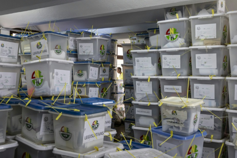 Une salle contenant des urnes remplies de matériel électoral, au siège de la CNE à Bissau, le 24 novembre 2025, au lendemain des élections présidentielles et législatives en Guinée-Bissau ( AFP / PATRICK MEINHARDT )