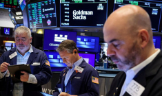 Des traders travaillent sur le parquet du NYSE à New York