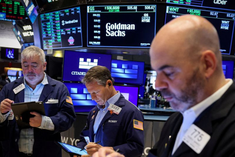 Des traders travaillent sur le parquet du NYSE à New York