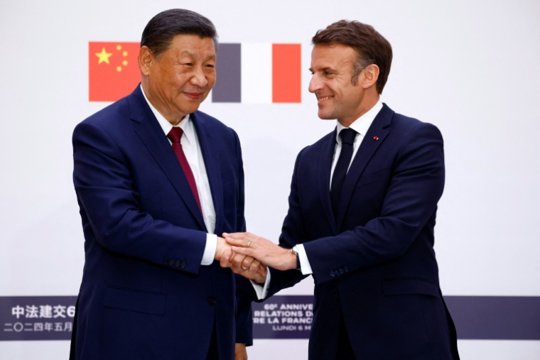 Le président français Emmanuel Macron (droite) serre la main de son homologue chinois Xi Jinping, le 6 mai 2024 à Paris ( POOL / Sarah Meyssonnier )