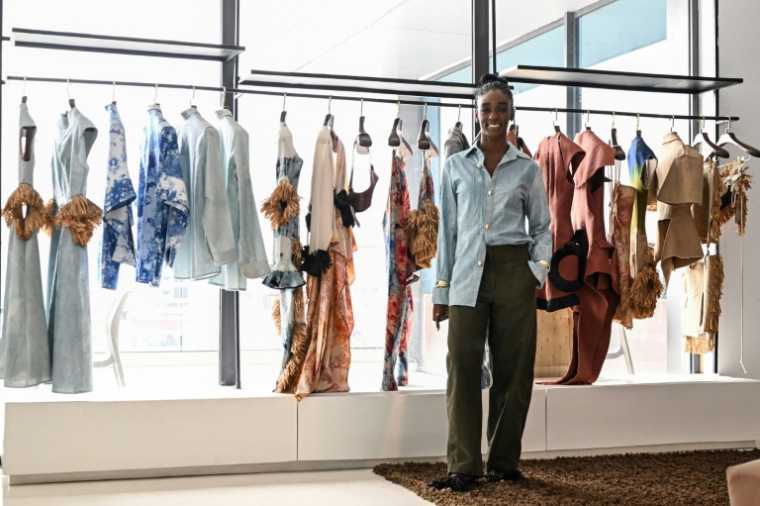 La styliste Loza Maléombho devant ses créations dans son atelier du quartier populaire de Treichville, à Abidjan, le 26 juin 2026 en Côte d'Ivoire  ( AFP / Issouf SANOGO )