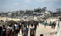 Des Palestiniens au milieu des ruines de Gaza-ville, le 8 août 2025 ( AFP / Bashar TALEB )