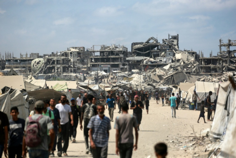 Des Palestiniens au milieu des ruines de Gaza-ville, le 8 août 2025 ( AFP / Bashar TALEB )