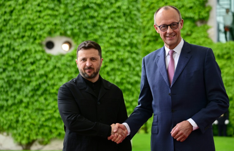 Le nouveau chancelier allemand Friedrich Merz (d) et le président ukrainien Volodymyr Zelensky à Berlin, le 28 mai 2025 ( AFP / Tobias SCHWARZ )