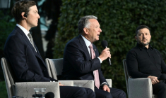 Le président ukrainien Volodymyr Zelensky (D) lors d'une conférence de presse conjointe avec les émissaires américains Steve Witkoff (C) et Jared Kushner (G), à Kiev, le 6 septembre 2026 ( AFP / Genya SAVILOV )