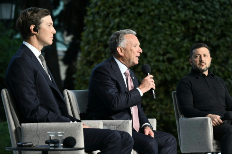 Le président ukrainien Volodymyr Zelensky (D) lors d'une conférence de presse conjointe avec les émissaires américains Steve Witkoff (C) et Jared Kushner (G), à Kiev, le 6 septembre 2026 ( AFP / Genya SAVILOV )