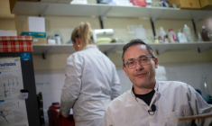 Le biologiste Raul Gonzalez Ittig, professeur de génétique des populations à l’Université de Córdoba, le 13 mai 2026 en Argentine ( AFP / Diego Lima )