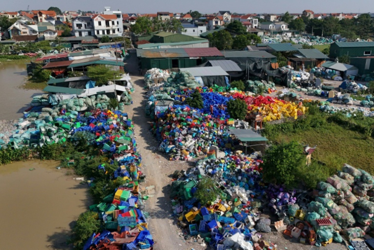 Vue aérienne d'un des centaines de "villages de plastique" qui encerclent la capitale vietnamienne, Hanoï, le 25 novembre 2025 ( AFP / Nhac NGUYEN )