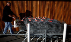Un homme avec un chariot dans un supermarché à La Verrie