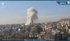 Photo d'archives: De la fumée s'élève après une frappe de missile israélienne sur Damas, en Syrie