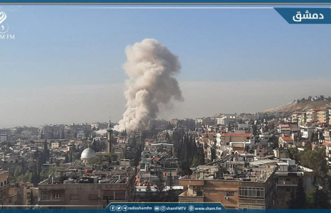 Photo d'archives: De la fumée s'élève après une frappe de missile israélienne sur Damas, en Syrie