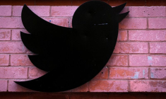 Le logo Twitter à l'extérieur des bureaux de l'entreprise à New York City