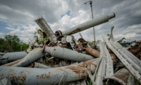 Des restes d'armes russes dans un champ utilisé pour le stockage de missiles russes à Kharkiv, le 30 avril 2025 en Ukraine ( AFP / Ivan SAMOILOV )