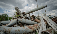 Des restes d'armes russes dans un champ utilisé pour le stockage de missiles russes à Kharkiv, le 30 avril 2025 en Ukraine ( AFP / Ivan SAMOILOV )