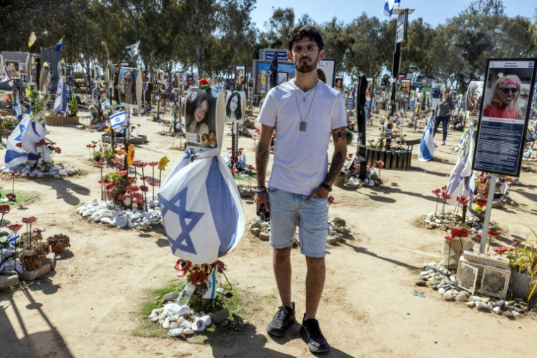 Shye Klein-Weinstein, rescapé de l'attaque sanglante du Hamas le 7 octobre 2023, lors d'une visite au mémorial des victimes du festival Nova au kibboutz Reim, dans le sud d'Israël, le 30 mars 2025 ( AFP / Menahem KAHANA )