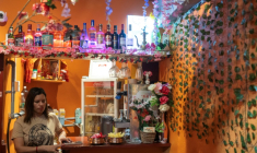 Budhathoki Samjhana dans son petit restaurant népalais, à Tokyo, le 12 juin 2026 ( AFP / Andrew CABALLERO-REYNOLDS )