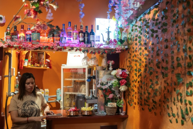 Budhathoki Samjhana dans son petit restaurant népalais, à Tokyo, le 12 juin 2026 ( AFP / Andrew CABALLERO-REYNOLDS )