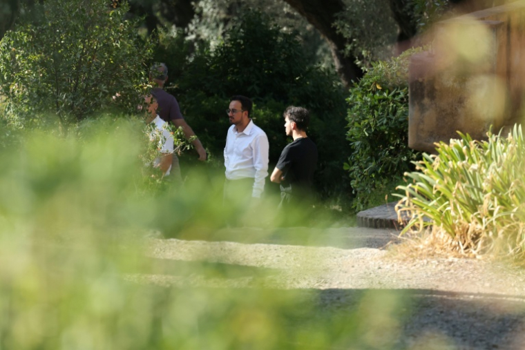 Le maire de Cagnes-sur-Mer, Bryan Masson, dans le jardin du musée Renoir après le vol de quatre tableaux, le 8 septembre 2026 dans les Alpes-Maritimes ( AFP / Valery HACHE )