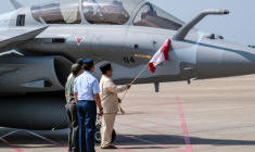 Le président indonésien Prabowo Subianto (C) lors d'une cérémonie à l'occasion de la réception par l'armée de l'air de six nouveaux Rafale, quatre Dassault Falcon 8X et un Airbus A400M Atlas, le 18 mai 2026 à Jakarta  ( AFP / BAY ISMOYO )