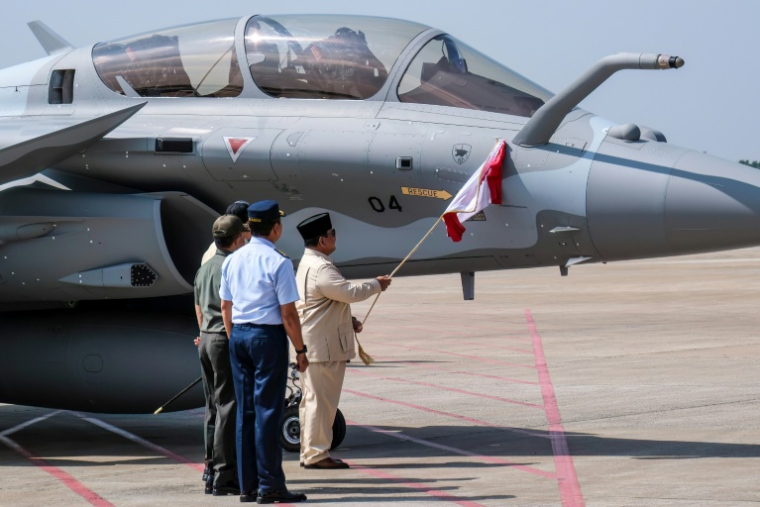 Le président indonésien Prabowo Subianto (C) lors d'une cérémonie à l'occasion de la réception par l'armée de l'air de six nouveaux Rafale, quatre Dassault Falcon 8X et un Airbus A400M Atlas, le 18 mai 2026 à Jakarta  ( AFP / BAY ISMOYO )