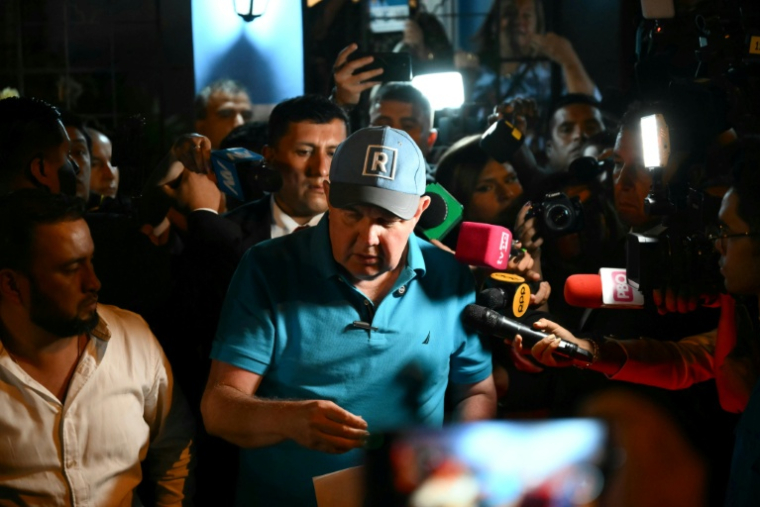 Rafael Lopez Aliaga, candidat à la présidence du Pérou pour le parti Renovacion Popular, quitte son siège de campagne après une conférence de presse à Lima, le 12 avril 2026 ( AFP / Luis ROBAYO )