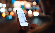 Mettre en place un investissement programmé sur un PEA permet d’investir régulièrement en actions, OPC et ETF, de lisser les fluctuations de marché et de profiter des intérêts composés sur le long terme. ( crédit photo : Getty Images )