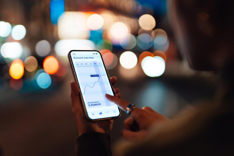Mettre en place un investissement programmé sur un PEA permet d’investir régulièrement en actions, OPC et ETF, de lisser les fluctuations de marché et de profiter des intérêts composés sur le long terme. ( crédit photo : Getty Images )