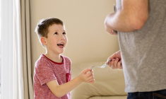 Donner de l'argent de poche à son enfant peut l'aider à se construire. Mais de quelle façon procéder ? (Crédits:Adobe Stock)