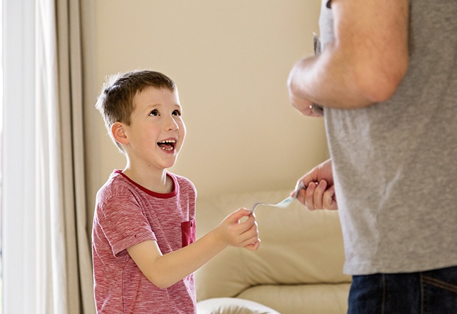 Donner de l'argent de poche à son enfant peut l'aider à se construire. Mais de quelle façon procéder ? (Crédits:Adobe Stock)