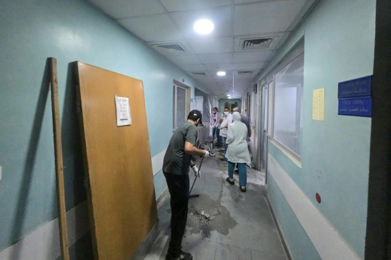 Des employés nettoient les débris après une frappe aérienne israélienne dans le couloir d'un hôpital à Tyr, dans le sud du Liban, le 1er juin 2026 ( AFP / KAWNAT HAJU )
