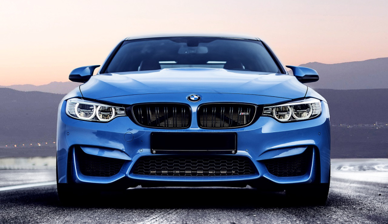 Une BMW vue de face (crédit photo : Adobe Stock )