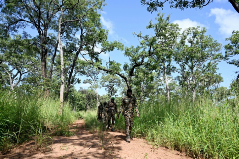 Des gardes forestiers patrouillent dans le parc national de la Comoé, le 10 octobre 2025 dans le nord-est de la Côte d'Ivoire ( AFP / Issouf SANOGO )
