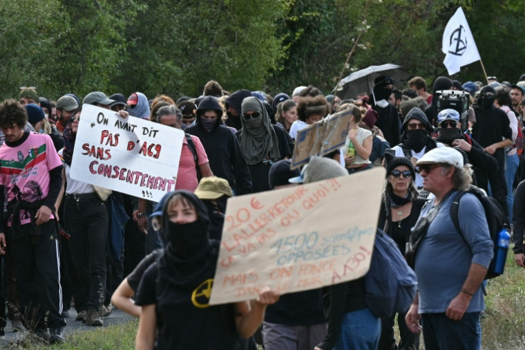 Des manifestants opposés à l'A69 à proximité du chantier à Cambounet-sur-le-Sor, dans le Tarn, le 10 octobre 2026 ( AFP / Matthieu RONDEL )