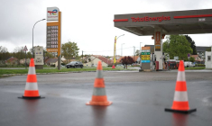 Des cônes de signalisation bloquent l'accès à une station-service TotalEnergies où tous les types de carburant sont signalés comme étant en rupture de stock à Vertou