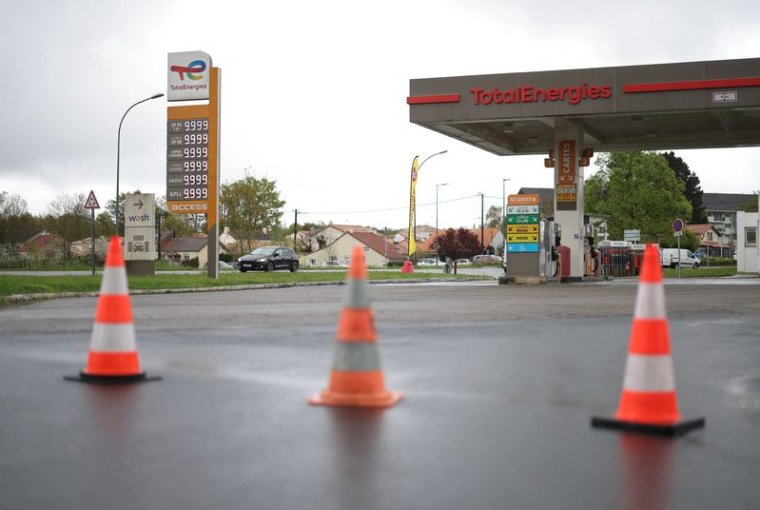 Des cônes de signalisation bloquent l'accès à une station-service TotalEnergies où tous les types de carburant sont signalés comme étant en rupture de stock à Vertou