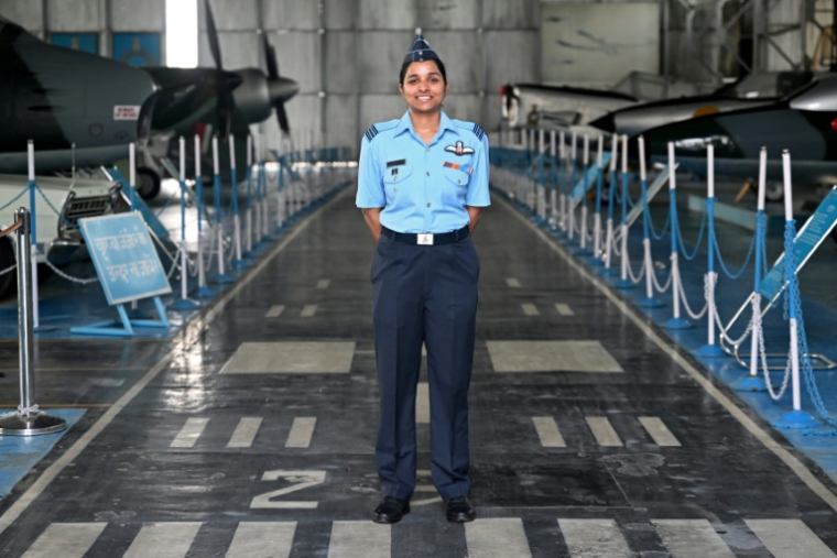 Shivangi Singh, pilote de l'armée de l'air indienne, lors d'une interview avec l'AFP au musée de l'armée de l'air à New Delhi, le 15 avril 2025 ( AFP / Arun SANKAR )