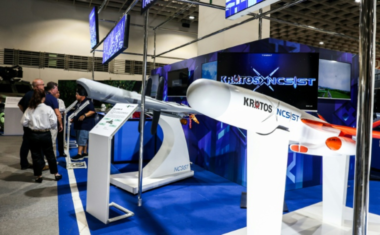 Un drone d'attaque à grande vitesse Mighty Hornet IV, développé par l'Institut national des sciences et technologies Chung-Shan (NCSIST) et la société technologique américaine Kratos, présenté au salon Taipei Aerospace & Defense Technology Exhibition, le 17 septembre 2025 à Taïwan ( AFP / I-Hwa Cheng )