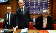 Bruno Le Maire, entouré d'Eric Ciotti et Eric Coquerel, à la Commission des finances de l'Assemblée nationale, jeudi 12 décembre ( AFP / ALAIN JOCARD )