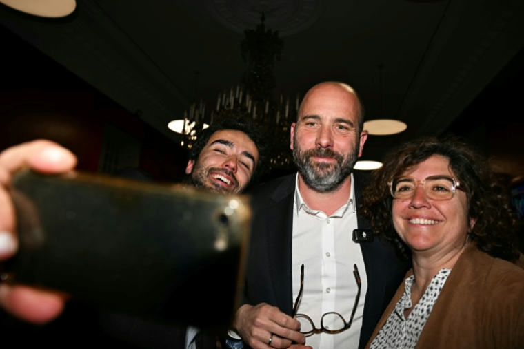 Vincent Bouget, candidat de l'Union de la gauche (hors LFI) à la mairie de Nîmes, avec des partisans après l'annonce des résultats officiels au QG de campagne, à l'issue du 2e tour des municipales, le 22 mars 2026 à Nîmes, dans le Gard ( AFP / Gabriel BOUYS )