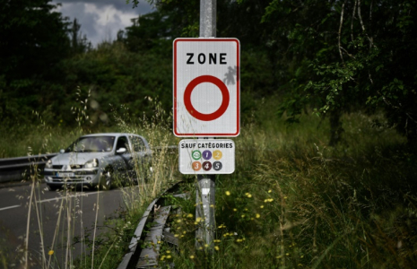 Panneau de zone à faibles émissions, le 21 mai 2025 à Mérignac ( AFP / Philippe LOPEZ )