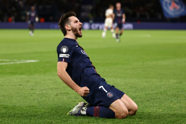 L'attaquant géorgien du Paris Saint-Germain Khvicha Kvaratskhelia après son but contre l'Atalanta Bergame, en Ligue des champions au Parc des Princes le 17 septembre 2025  ( AFP / FRANCK FIFE )