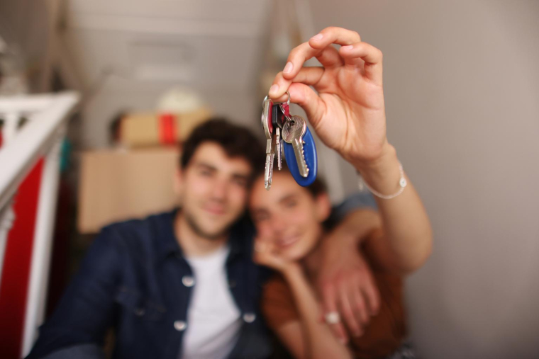 La vente en nue-propriété permet de céder la propriété d’un bien immobilier tout en conservant l’usufruit, offrant au vendeur un capital immédiat et à l’acheteur une décote importante sur le prix d’achat. ( crédit photo : Getty Images )